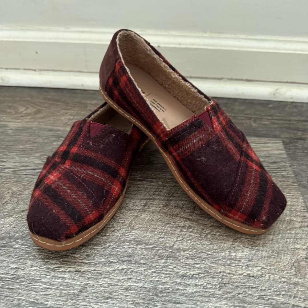 TOMS like new red/black fleeced lined slippers. Like new. 7w